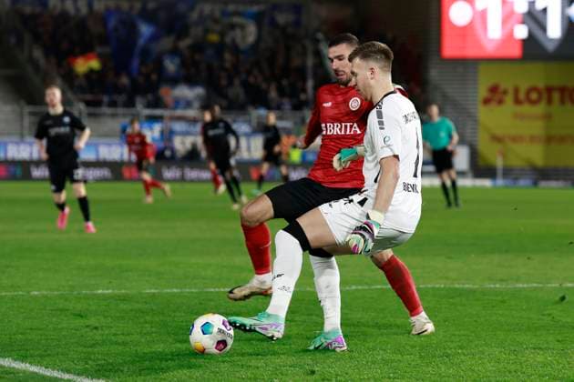23.02.2024, xavx, Fussball 2.Bundesliga, SV Wehen Wiesbaden - SC Paderborn 07 emspor, v.l. Ivan Prtajin (SV Wehen Wiesbaden), Torwart Pelle Boevink (SC Paderborn 07) (DFL DFB REGULATIONS PROHIBIT ANY USE OF PHOTOGRAPHS as IMAGE SEQUENCES and or QUASI-VIDEO) Wiesbaden