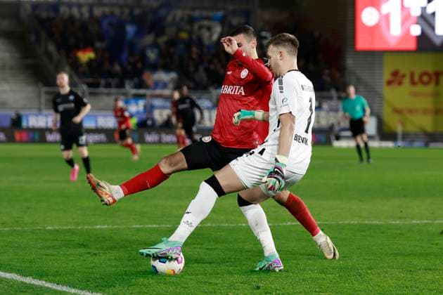 23.02.2024, xavx, Fussball 2.Bundesliga, SV Wehen Wiesbaden - SC Paderborn 07 emspor, v.l. Ivan Prtajin (SV Wehen Wiesbaden), Torwart Pelle Boevink (SC Paderborn 07) (DFL DFB REGULATIONS PROHIBIT ANY USE OF PHOTOGRAPHS as IMAGE SEQUENCES and or QUASI-VIDEO) Wiesbaden