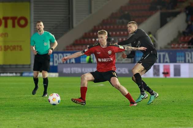 23.02.2024, xavx, Fussball 2.Bundesliga, SV Wehen Wiesbaden - SC Paderborn 07 emspor, v.l. Bjarke Jacobsen (SV Wehen Wiesbaden), Filip Bilbija (SC Paderborn 07) (DFL DFB REGULATIONS PROHIBIT ANY USE OF PHOTOGRAPHS as IMAGE SEQUENCES and or QUASI-VIDEO) Wiesbaden