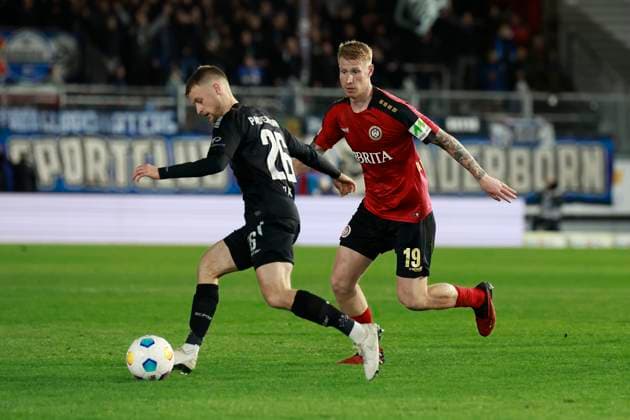 23.02.2024, xavx, Fussball 2.Bundesliga, SV Wehen Wiesbaden - SC Paderborn 07 emspor, v.l. Sebastian Klaas (SC Paderborn 07), Bjarke Jacobsen (SV Wehen Wiesbaden) (DFL DFB REGULATIONS PROHIBIT ANY USE OF PHOTOGRAPHS as IMAGE SEQUENCES and or QUASI-VIDEO) Wiesbaden