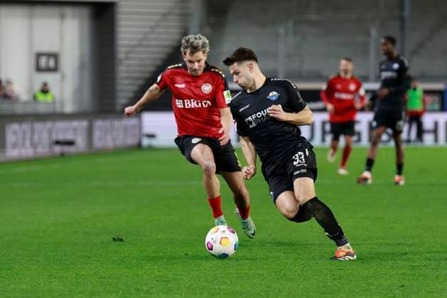 23.02.2024, xavx, Fussball 2.Bundesliga, SV Wehen Wiesbaden - SC Paderborn 07 emspor, v.l. Thijmen Goppel (SV Wehen Wiesbaden), Marcel Hoffmeier (SC Paderborn 07) (DFL DFB REGULATIONS PROHIBIT ANY USE OF PHOTOGRAPHS as IMAGE SEQUENCES and or QUASI-VIDEO) Wiesbaden