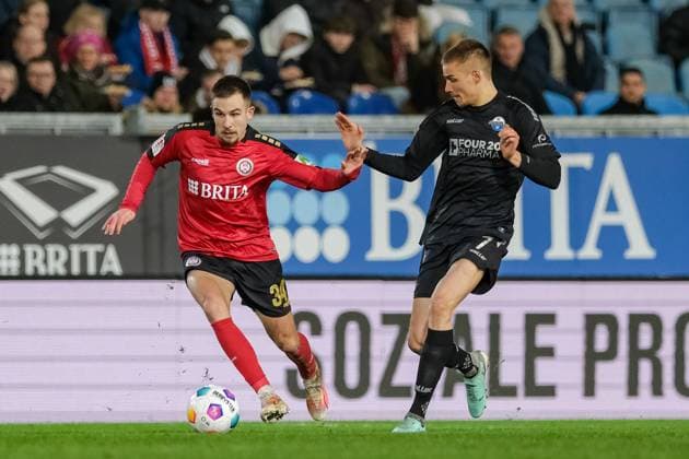 Amar Catic (SV Wehen Wiesbaden, 34) im Zweikampf mit Filip Bilbija (SC Paderborn 07, 07), GER, SV Wehen Wiesbaden gegen SC Paderborn 07, Fussball, 2. Bundesliga, 23. Spieltag, Spielzeit 2023 2024, 23.02.2024 DFL REGULATIONS PROHIBIT ANY USE OF PHOTOGRAPHS AS IMAGE SEQUENCES AND OR QUASI-VIDEO GER, SV Wehen Wiesbaden gegen SC Paderborn 07, Fussball, 2. Bundesliga, 23. Spieltag, Spielzeit 2023 2024, 23.02.2024 Wiesbaden