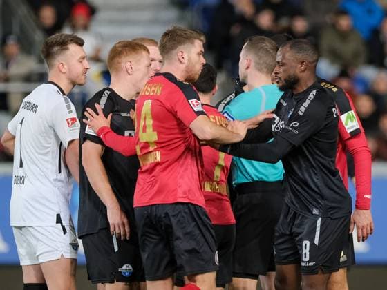 Auseinandersetzung zwischen Marcus Mathisen (SV Wehen Wiesbaden, 24) und David Kinsombi (SC Paderborn 07, 08), GER, SV Wehen Wiesbaden gegen SC Paderborn 07, Fussball, 2. Bundesliga, 23. Spieltag, Spielzeit 2023 2024, 23.02.2024 DFL REGULATIONS PROHIBIT ANY USE OF PHOTOGRAPHS AS IMAGE SEQUENCES AND OR QUASI-VIDEO GER, SV Wehen Wiesbaden gegen SC Paderborn 07, Fussball, 2. Bundesliga, 23. Spieltag, Spielzeit 2023 2024, 23.02.2024 Wiesbaden
