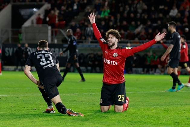 23.02.2024, xavx, Fussball 2.Bundesliga, SV Wehen Wiesbaden - SC Paderborn 07 emspor, v.l. Nikolas Agrafiotis (SV Wehen Wiesbaden) gibt Anweisungen, gestikuliert, mit den Armen gestikulieren, gives instructions, gesticulate. (DFL DFB REGULATIONS PROHIBIT ANY USE OF PHOTOGRAPHS as IMAGE SEQUENCES and or QUASI-VIDEO) Wiesbaden