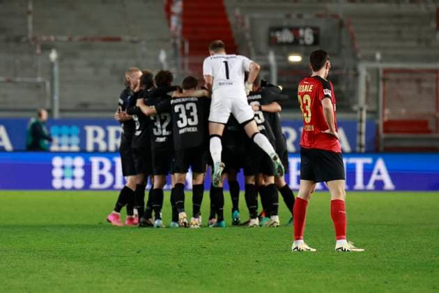 Sport Bilder des Tages 23.02.2024, xavx, Fussball 2.Bundesliga, SV Wehen Wiesbaden - SC Paderborn 07 emspor, v.l. Die Mannschaft Spieler vom SC Paderborn 07 jubeln jubelt nach Spielende. John Iredale (SV Wehen Wiesbaden) enttaeuscht, enttaeuscht schauend, dissapointed (DFL DFB REGULATIONS PROHIBIT ANY USE OF PHOTOGRAPHS as IMAGE SEQUENCES and or QUASI-VIDEO) Wiesbaden