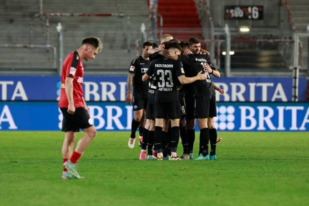 23.02.2024, xavx, Fussball 2.Bundesliga, SV Wehen Wiesbaden - SC Paderborn 07 emspor, v.l. Die Mannschaft Spieler vom SC Paderborn 07 jubeln jubelt nach Spielende. Thijmen Goppel (SV Wehen Wiesbaden) enttaeuscht, enttaeuscht schauend, dissapointed (DFL DFB REGULATIONS PROHIBIT ANY USE OF PHOTOGRAPHS as IMAGE SEQUENCES and or QUASI-VIDEO) Wiesbaden