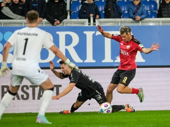 Marcel Hoffmeier (SC Paderborn 07, 33) im Zweikampf mit Thijmen Goppel (SV Wehen Wiesbaden, 9), GER, SV Wehen Wiesbaden gegen SC Paderborn 07, Fussball, 2. Bundesliga, 23. Spieltag, Spielzeit 2023 2024, 23.02.2024 DFL REGULATIONS PROHIBIT ANY USE OF PHOTOGRAPHS AS IMAGE SEQUENCES AND OR QUASI-VIDEO GER, SV Wehen Wiesbaden gegen SC Paderborn 07, Fussball, 2. Bundesliga, 23. Spieltag, Spielzeit 2023 2024, 23.02.2024 Wiesbaden