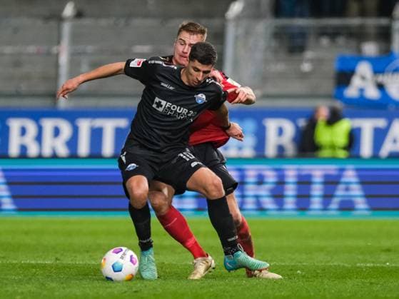 Pelle Boevink (SC Paderborn 07, 01) im Zweikampf mit Florian Carstens (SV Wehen Wiesbaden, 17), GER, SV Wehen Wiesbaden gegen SC Paderborn 07, Fussball, 2. Bundesliga, 23. Spieltag, Spielzeit 2023 2024, 23.02.2024 DFL REGULATIONS PROHIBIT ANY USE OF PHOTOGRAPHS AS IMAGE SEQUENCES AND OR QUASI-VIDEO GER, SV Wehen Wiesbaden gegen SC Paderborn 07, Fussball, 2. Bundesliga, 23. Spieltag, Spielzeit 2023 2024, 23.02.2024 Wiesbaden