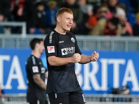 Laurin Curda (SC Paderborn 07, 17) freut sich ueber den Sieg, GER, SV Wehen Wiesbaden gegen SC Paderborn 07, Fussball, 2. Bundesliga, 23. Spieltag, Spielzeit 2023 2024, 23.02.2024 DFL REGULATIONS PROHIBIT ANY USE OF PHOTOGRAPHS AS IMAGE SEQUENCES AND OR QUASI-VIDEO GER, SV Wehen Wiesbaden gegen SC Paderborn 07, Fussball, 2. Bundesliga, 23. Spieltag, Spielzeit 2023 2024, 23.02.2024 Wiesbaden