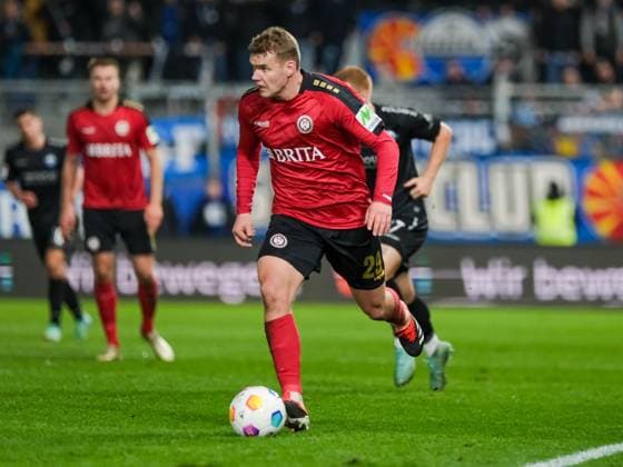 Lasse Guenther (SV Wehen Wiesbaden, 29) am Ball, GER, SV Wehen Wiesbaden gegen SC Paderborn 07, Fussball, 2. Bundesliga, 23. Spieltag, Spielzeit 2023 2024, 23.02.2024 DFL REGULATIONS PROHIBIT ANY USE OF PHOTOGRAPHS AS IMAGE SEQUENCES AND OR QUASI-VIDEO GER, SV Wehen Wiesbaden gegen SC Paderborn 07, Fussball, 2. Bundesliga, 23. Spieltag, Spielzeit 2023 2024, 23.02.2024 Wiesbaden