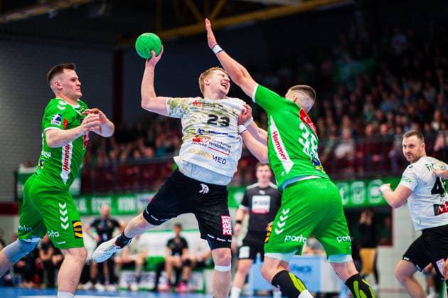 23.02.2024 - Handball, 2023 2024, 2. Bundesliga, 22. Spieltag, GWD Minden - HC Elbflorenz Dresden: (L-R) Sveinn Johannsson (Minden), Ivar Stavast (Elbflorenz), Carles Asensio Cambra (Minden)