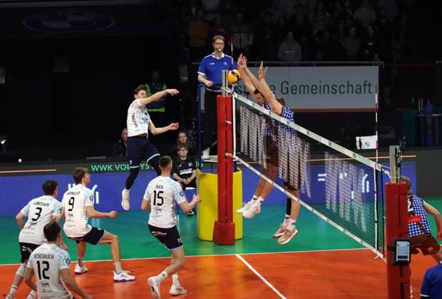 Volleyball Bundesliga Herren, WWK Volleys Herrsching vs. ASV Dachau, 23.02.2024 Volleyball Bundesliga Herren, WWK Volleys Herrsching (blau) vs. ASV Dachau (weiss), Hauptrunde, München, 23.02.2024 Bild: Angriff Fabian Bergmoser ( 7, ASV Dachau) gegen Block Herrsching Copyright: xBEAUTIFULxSPORTS NilsxKoepkex
