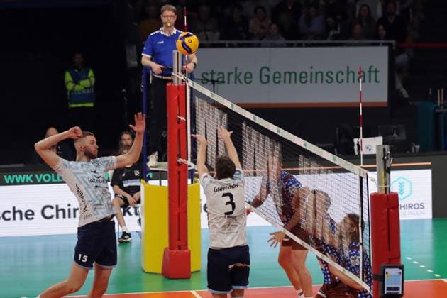 Volleyball Bundesliga Herren, WWK Volleys Herrsching vs. ASV Dachau, 23.02.2024 Volleyball Bundesliga Herren, WWK Volleys Herrsching (blau) vs. ASV Dachau (weiss), Hauptrunde, München, 23.02.2024 Bild: Zuspiel Moritz Gärtner ( 3, ASV Dachau) mit Fabian Suck ( 15, ASV Dachau) Copyright: xBEAUTIFULxSPORTS NilsxKoepkex