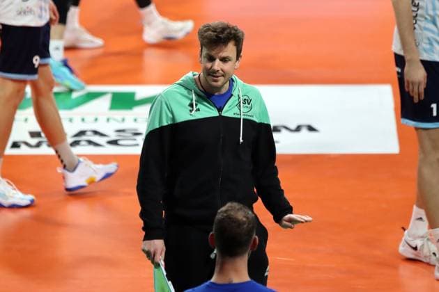 Volleyball Bundesliga Herren, WWK Volleys Herrsching vs. ASV Dachau, 23.02.2024 Volleyball Bundesliga Herren, WWK Volleys Herrsching (blau) vs. ASV Dachau (weiss), Hauptrunde, München, 23.02.2024 Bild: Patrick Steuerwald (Trainer, ASV Dachau) Copyright: xBEAUTIFULxSPORTS NilsxKoepkex