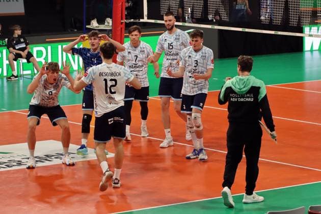 Volleyball Bundesliga Herren, WWK Volleys Herrsching vs. ASV Dachau, 23.02.2024 Volleyball Bundesliga Herren, WWK Volleys Herrsching (blau) vs. ASV Dachau (weiss), Hauptrunde, München, 23.02.2024 Bild: Jubel mit Spass, Dachau Copyright: xBEAUTIFULxSPORTS NilsxKoepkex
