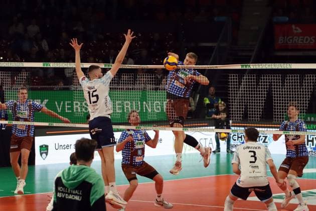 Volleyball Bundesliga Herren, WWK Volleys Herrsching vs. ASV Dachau, 23.02.2024 Volleyball Bundesliga Herren, WWK Volleys Herrsching (blau) vs. ASV Dachau (weiss), Hauptrunde, München, 23.02.2024 Bild: Angriff Norbert Engemann ( 10, WWK Volleys Herrsching) gegen Fabian Suck ( 15, ASV Dachau) Copyright: xBEAUTIFULxSPORTS NilsxKoepkex