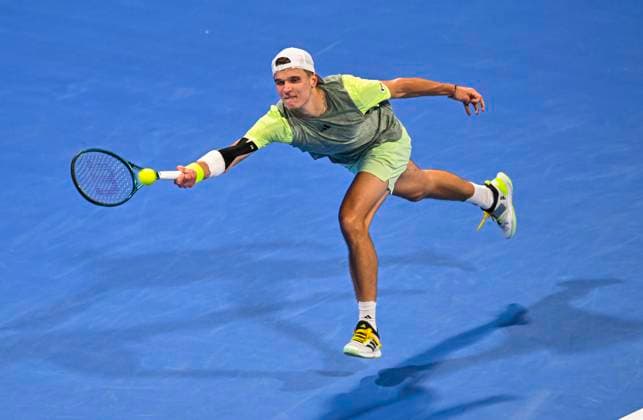 ATP, Tennis Herren Qatar Exxonmobil Open Tennis Tournament 2024 Jakub Mensik from the Czech Republic is playing against Gael Monfils of France in his semifinal singles match at the ATP Qatar ExxonMobil Open tennis tournament at the Khalifa International Tennis Complex in Doha, Qatar, on February 23, 2024. DOHA Qatar  Copyright: xNoushadxThekkayilx originalFilename:varittyakkal-atpqatar240223_npQFI.jpg