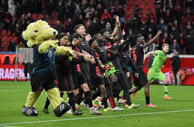 Sport Themen der Woche KW08 Leverkusens Spieler feiern den Sieg 23.02.2024, Fussball Saison 2023 2024, 1. Bundesliga, 23. Spieltag, Bayer 04 Leverkusen - FSV Mainz05 Leverkusen BayArena Nordrhein Westfalen Deutschland *** Leverkusen players celebrate victory 23 02 2024, Football season 2023 2024, 1 Bundesliga, Matchday 23, Bayer 04 Leverkusen FSV Mainz05 Leverkusen BayArena Nordrhein Westfalen Germany Team2