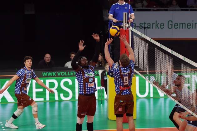 Volleyball Bundesliga Herren, WWK Volleys Herrsching vs. ASV Dachau, 23.02.2024 Volleyball Bundesliga Herren, WWK Volleys Herrsching (blau) vs. ASV Dachau (weiss), Hauptrunde, München, 23.02.2024 Bild: Zuspiel Eric Burggräf ( 9, WWK Volleys Herrsching) auf Theo Timmermann ( 11, WWK Volleys Herrsching) und Magloire Mayaula Nzeza ( 7, WWK Volleys Herrsching) Copyright: xBEAUTIFULxSPORTS NilsxKoepkex