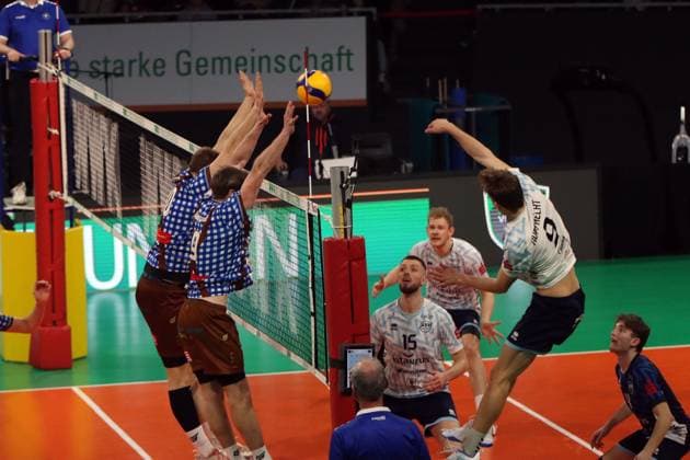 Volleyball Bundesliga Herren, WWK Volleys Herrsching vs. ASV Dachau, 23.02.2024 Volleyball Bundesliga Herren, WWK Volleys Herrsching (blau) vs. ASV Dachau (weiss), Hauptrunde, München, 23.02.2024 Bild: Angriff Patrick Rupprecht ( 9, ASV Dachau) Copyright: xBEAUTIFULxSPORTS NilsxKoepkex