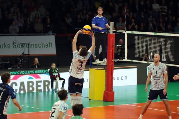 Volleyball Bundesliga Herren, WWK Volleys Herrsching vs. ASV Dachau, 23.02.2024 Volleyball Bundesliga Herren, WWK Volleys Herrsching (blau) vs. ASV Dachau (weiss), Hauptrunde, München, 23.02.2024 Bild: Zuspiel Moritz Gärtner ( 3, ASV Dachau) Copyright: xBEAUTIFULxSPORTS NilsxKoepkex