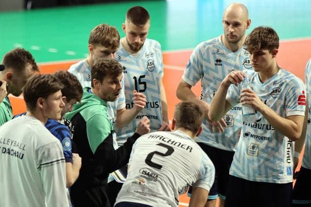 Volleyball Bundesliga Herren, WWK Volleys Herrsching vs. ASV Dachau, 23.02.2024 Volleyball Bundesliga Herren, WWK Volleys Herrsching (blau) vs. ASV Dachau (weiss), Hauptrunde, München, 23.02.2024 Bild: Auszeit Dachau mit Ansprache von Patrick Steuerwald (Trainer, ASV Dachau) Copyright: xBEAUTIFULxSPORTS NilsxKoepkex