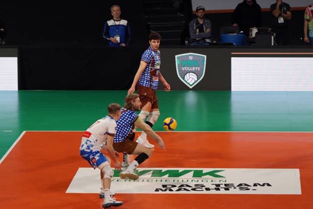 Volleyball Bundesliga Herren, WWK Volleys Herrsching vs. ASV Dachau, 23.02.2024 Volleyball Bundesliga Herren, WWK Volleys Herrsching (blau) vs. ASV Dachau (weiss), Hauptrunde, München, 23.02.2024 Bild: Annahme Daniel Gruvaeus ( 2, WWK Volleys Herrsching) Copyright: xBEAUTIFULxSPORTS NilsxKoepkex