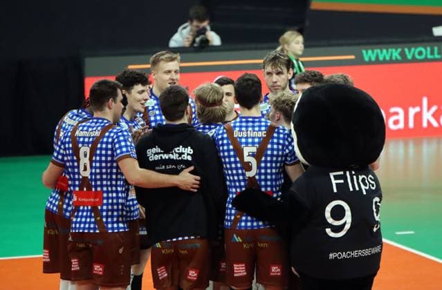 Volleyball Bundesliga Herren, WWK Volleys Herrsching vs. ASV Dachau, 23.02.2024 Volleyball Bundesliga Herren, WWK Volleys Herrsching (blau) vs. ASV Dachau (weiss), Hauptrunde, München, 23.02.2024 Bild: Jubel WWK Volleys Herrsching (blau) über Sieg, mit Maskottchen Copyright: xBEAUTIFULxSPORTS NilsxKoepkex