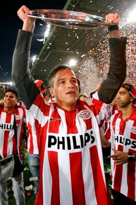 Onderwerp Subject: Championship celebrations PSV Reklame: Club Team Country: PSV Seizoen Season: 2006 2007 FOTO PHOTO: PSV s Ibrahim AFELLAY celebrating with the trophy Eindhoven NLD Content not available for redistribution in The Netherlands directly or indirectly through any third parties. Copyright: xBSRxAgencyx 07690501Q8H6218