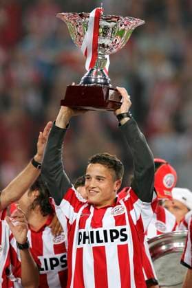 Onderwerp Subject: Championship celebrations PSV Reklame: Club Team Country: PSV Seizoen Season: 2006 2007 FOTO PHOTO: PSV s Ibrahim AFELLAY celebrating with the trophy Eindhoven NLD Content not available for redistribution in The Netherlands directly or indirectly through any third parties. Copyright: xBSRxAgencyx 07690501Q8H6024
