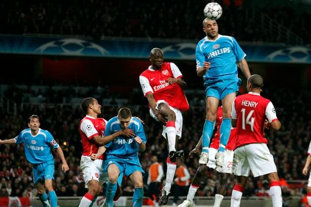 Onderwerp Subject: Arsenal - PSV (1-1) Champions League Reklame: Club Team Country: Arsenal PSV Seizoen Season: 2006 2007 FOTO PHOTO: PSV s ALEX (R) scores goal (1-1) Arsenal s Abou DIABY (L) LONDON ENG Content not available for redistribution in The Netherlands directly or indirectly through any third parties. Copyright: xBSRxAgencyx 07690307S8X2524