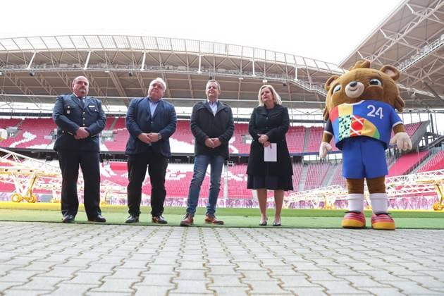 Planungsstand UEFA EURO, EM, Europameisterschaft,Fussball 2024 Bundesinnenministerin Nancy Faeser in Leipzig, 23.02.2023 René Demmler (Polizeipräsident Leipzig), Prof. Jörg Junhold (Direktor des Zoo Leipzig Botschafter der Host City Leipzig), Torsten Bonew (Erster Bürgermeister der Stadt Leipzig Beigeordneter für Finanzen), Nancy Faeser (Bundesministerin des Innern und für Heimat Bundesinnenministerin) und das Leipziger UEFA EURO 2024-Maskottchen Albärt . Austausch zum Planungsstand UEFA EURO 2024 - im Stadion Leipzig, 23.02.2024. Copyright: xBEAUTIFULxSPORTS JanxKaeferx