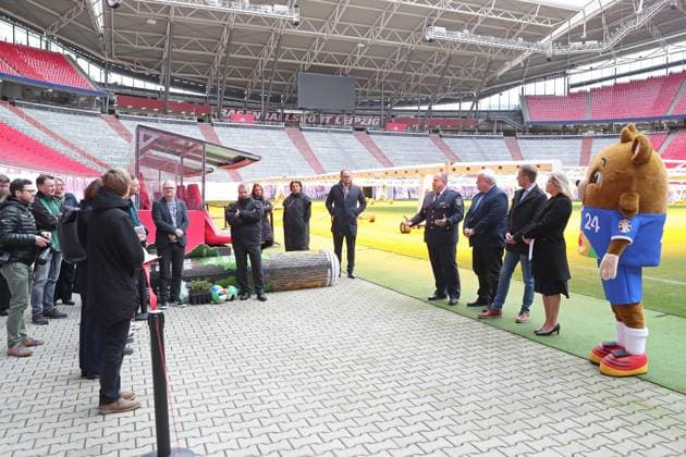 Planungsstand UEFA EURO, EM, Europameisterschaft,Fussball 2024 Bundesinnenministerin Nancy Faeser in Leipzig, 23.02.2023 René Demmler (Polizeipräsident Leipzig), Prof. Jörg Junhold (Direktor des Zoo Leipzig Botschafter der Host City Leipzig), Torsten Bonew (Erster Bürgermeister der Stadt Leipzig Beigeordneter für Finanzen), Nancy Faeser (Bundesministerin des Innern und für Heimat Bundesinnenministerin) und das Leipziger UEFA EURO 2024-Maskottchen Albärt . Austausch zum Planungsstand UEFA EURO 2024 - im Stadion Leipzig, 23.02.2024. Copyright: xBEAUTIFULxSPORTS JanxKaeferx