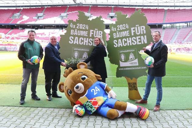 Sport Bilder des Tages Planungsstand UEFA EURO, EM, Europameisterschaft,Fussball 2024 Bundesinnenministerin Nancy Faeser in Leipzig, 23.02.2023 Nachhaltigkeitsprojekt Gemeinsam zur Waldmeisterschaft . Von Links: ?, Prof. Jörg Junhold (Direktor des Zoo Leipzig Botschafter der Host City Leipzig), Nancy Faeser (Bundesministerin des Innern und für Heimat Bundesinnenministerin), Torsten Bonew (Erster Bürgermeister der Stadt Leipzig Beigeordneter für Finanzen) und davor liegt das Leipziger UEFA EURO 2024-Maskottchen Albärt . Austausch zum Planungsstand UEFA EURO 2024 - in Leipzig, 23.02.2024. Copyright: xBEAUTIFULxSPORTS JanxKaeferx