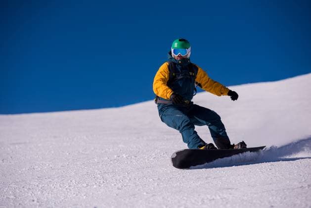 snowboarder running down the slope and ride free style Young freestyle snowboarder running down the slope and ride free style at sunny winter day on Alpine mountains. Winter and recreation, leisure outdoor activities. (License=RF) 13057381 ,model released, Symbolfoto Copyright: xZoonar.com benisxarapovicx 13057381 ,model released, Symbolfoto ,property released