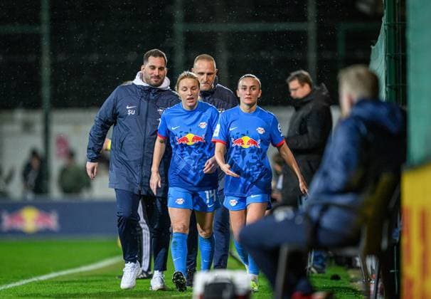 Leipzigs Cheftrainer Trainer Coach Saban Uzun mit Mimmi Larsson und Lara Marti. Fussball 1. Frauen Bundesliga, 14. Spieltag: RB Leipzig - Eintracht Frankfurt 2:1. 17. Februar 2024: Leipzig, Trainingszentrum am Cottaweg. RB Leipzig - Eintracht Frankfurt 2:1