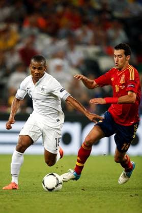 Onderwerp Subject: Spain - France - European Championship, EM, Europameisterschaft Reklame: Club Team Country: Seizoen Season: 2012 FOTO PHOTO: BUSQUETS ( Sergio Busquets BURGOS ) (R) of Spain in duel with Florent MALOUDA (L) of France. (Photo by PICS UNITED) DONETSK UKRAINE Content not available for redistribution in The Netherlands directly or indirectly through any third parties. Copyright: xBSRxAgencyx 12690623X2I1287