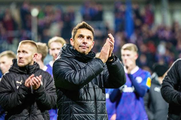 Marcel Rapp (Holstein Kiel, Trainer) bedankt sich nach Niederlage bei den Fans GER, Holstein Kiel vs. FC St. Pauli, Fussball, 2. Bundesliga, Spieltag 23 Spielzeit 2023 2024, 23.02.2024 DFL REGULATIONS PROHIBIT ANY USE OF PHOTOGRAPHS AS IMAGE SEQUENCES AND OR QUASI-VIDEO GER, Holstein Kiel vs. FC St. Pauli, Fussball, 2. Bundesliga, Spieltag 23 Spielzeit 2023 2024, 23.02.2024 Kiel *** Marcel Rapp Holstein Kiel, Coach thanks fans after defeat GER, Holstein Kiel vs FC St Pauli, Football, 2 Bundesliga, Matchday 23 Season 2023 2024, 23 02 2024 DFL REGULATIONS PROHIBIT ANY USE OF PHOTOGRAPHS AS IMAGE SEQUENCES AND OR QUASI VIDEO GER, Holstein Kiel vs FC St Pauli, Football, 2 Bundesliga, Matchday 23 Season 2023 2024, 23 02 2024 Kiel Copyright: xEibner-Pressefoto MarcelxvonxFehrnx EP_MFN