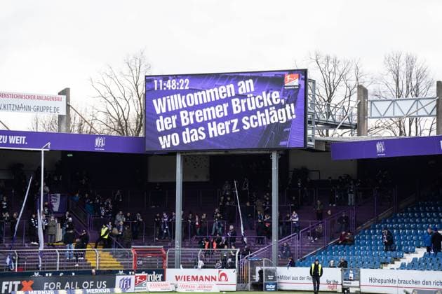 GER, 2. FBL VfL Osnabrück vs Hannover 96 24.02.2024, Bremer Brücke, Osnabrück, GER, 2. FBL VfL Osnabrück vs Hannover 96 Im Bild: Werbetafel Anzeigetafel mit Schriftzug Willkommen an der Bremer Brücke