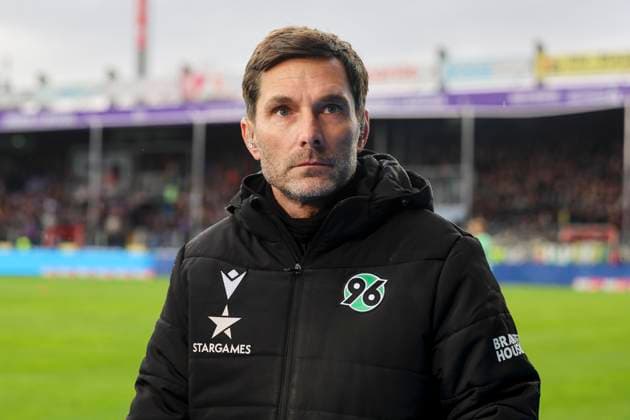 Trainer Stefan Leitl (Hannover 96) schaut, 2. Bundesliga, VfL Osnabrueck vs Hannover 96, Bremer Bruecke, 24.02.2024, Osnabrueck, Deutschland.