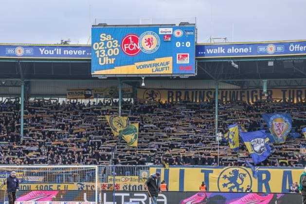 24.02.2024, Fussball, 2. Bundesliga, 23. Spieltag, Saison 2023 2024, Eintracht Braunschweig - Hertha BSC, Fans von Eintracht Braunschweig Braunschweig Eintracht Stadion NDS Deutschland xRHR-FOTO TRx