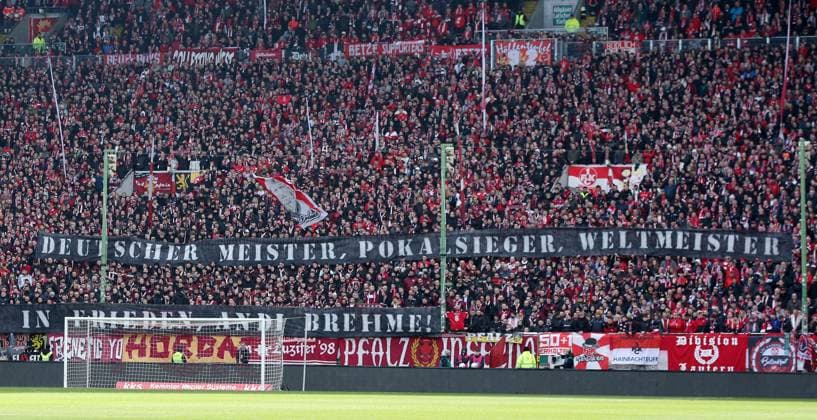 Schweigeminute zum Gedenken an Andreas Brehme, 24.02.2024, Fußball, 2. Bundesliga, FC Kaiserslautern - Karlsruher SC, 23. Spieltag, Saison 2023 24, Fritz Walter Stadion, Kaiserslautern, Deutschland, zmdz, ** DFB & DFL regulations prohibit any use of photographs as image sequences and or quasi-video. ** FC Kaiserslautern - Karlsruher SC