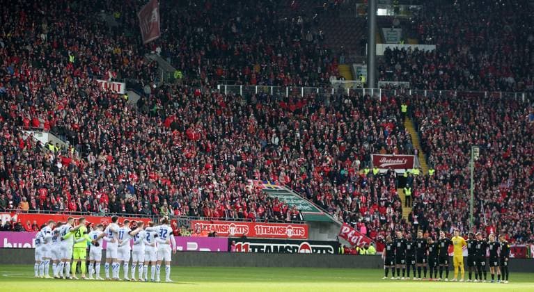 Schweigeminute zum Gedenken an Andreas Brehme, 24.02.2024, Fußball, 2. Bundesliga, FC Kaiserslautern - Karlsruher SC, 23. Spieltag, Saison 2023 24, Fritz Walter Stadion, Kaiserslautern, Deutschland, zmdz, ** DFB & DFL regulations prohibit any use of photographs as image sequences and or quasi-video. ** FC Kaiserslautern - Karlsruher SC