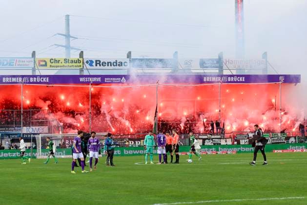 Die Fans von Hannover 96 zuenden vor dem Anpfiff Pyrotechnik, 2. Bundesliga, VfL Osnabrueck vs Hannover 96, Bremer Bruecke, 24.02.2024, Osnabrueck, Deutschland.
