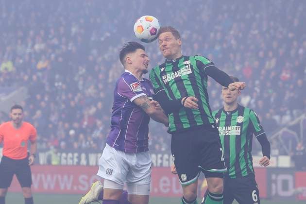 Erik Engelhardt (VfL Osnabrueck) und Marcel Halstenberg (Hannover 96) kaempfen um den Ball, 2. Bundesliga, VfL Osnabrueck vs Hannover 96, Bremer Bruecke, 24.02.2024, Osnabrueck, Deutschland.