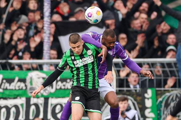 Nicolo Tresoldi (Hannover 96) und Oumar Diakhite (VfL Osnabrueck) kaempfen um den Ball, 2. Bundesliga, VfL Osnabrueck vs Hannover 96, Bremer Bruecke, 24.02.2024, Osnabrueck, Deutschland.