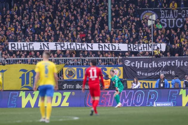 24.02.2024, Fussball, 2. Bundesliga, 23. Spieltag, Saison 2023 2024, Eintracht Braunschweig - Hertha BSC, Fans von Eintracht Braunschweig gedenken Andreas Brehme. Braunschweig Eintracht Stadion NDS Deutschland xRHR-FOTO TRx