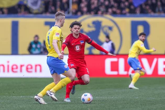 24.02.2024, Fussball, 2. Bundesliga, 23. Spieltag, Saison 2023 2024, Eintracht Braunschweig - Hertha BSC, v. l. Robert Ivanov (Eintracht Braunschweig), Fabian Reese (Hertha BSC) Braunschweig Eintracht Stadion NDS Deutschland xRHR-FOTO TRx