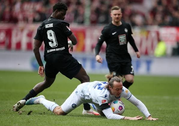 Ragnar Ache (9, FC Kaiserslautern), Robin Bormuth (32, Karlsruher SC) 24.02.2024, Fußball, 2. Bundesliga, FC Kaiserslautern - Karlsruher SC, 23. Spieltag, Saison 2023 24, Fritz Walter Stadion, Kaiserslautern, Deutschland, zmdz, ** DFB & DFL regulations prohibit any use of photographs as image sequences and or quasi-video. ** FC Kaiserslautern - Karlsruher SC