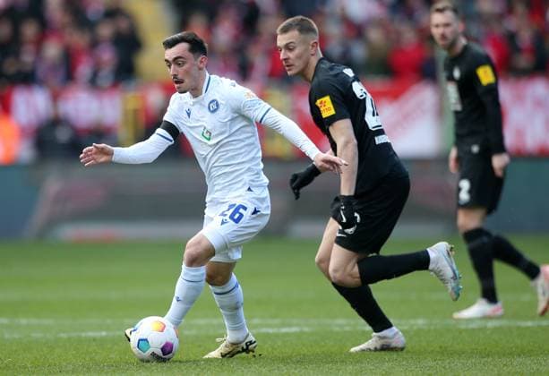 Paul Nebel (26, Karlsruher SC), Filip Kaloc (26, FC Kaiserslautern) 24.02.2024, Fußball, 2. Bundesliga, FC Kaiserslautern - Karlsruher SC, 23. Spieltag, Saison 2023 24, Fritz Walter Stadion, Kaiserslautern, Deutschland, zmdz, ** DFB & DFL regulations prohibit any use of photographs as image sequences and or quasi-video. ** FC Kaiserslautern - Karlsruher SC